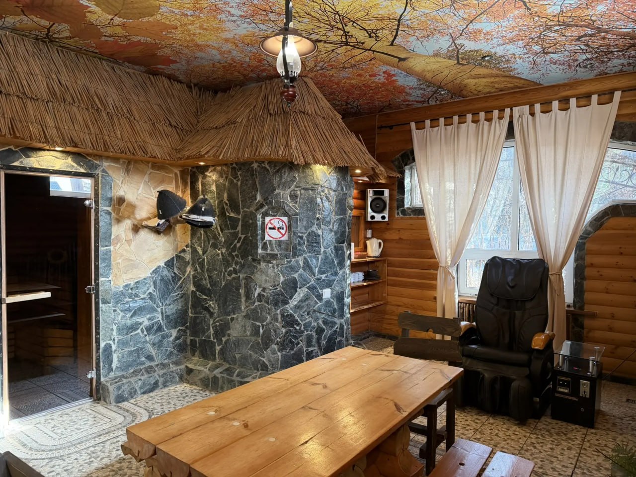 Сауна — каменная стена и массажное кресло